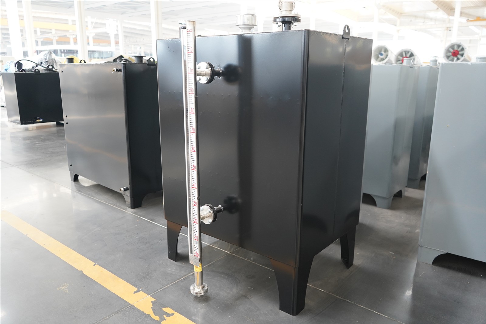 Generator day tank with level gauge, fill connection, vent and fuel supply and return ports